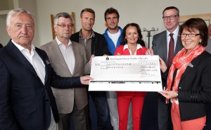 Turnierinitiatoren der GERRY WEBER OPEN überreichen 5.000 Euro-Spende an die soziale Einrichtung >Wertkreis< in HalleWestfalen (von links): Gerhard Weber (Vorstandsvorsitzender GERRY WEBER International AG), Udo Hardieck (Aufsichtsratsmitglied GERRY WEBER International AG), Davis-Cup-Kapitän Patrik Kühnen, Tennisprofi Mischa Zwerew, Elke Hardieck, Geschäftsführer Martin Henke und Aufsichtsratsvorsitzende Elisabeth Witte. © GERRY WEBER OPEN (HalleWestfalen)