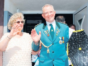 Es ist geschafft: Werner Guhe hatte sich ganz fest vorgenommen, den Rumpf des hölzernen Adlers von der Stange zu holen und er setzte sein Vorhaben auch konsequent um. Zur Königin wählte er sich seine Lebensgefährtin Inge Guschok. Foto: d. h. serowy