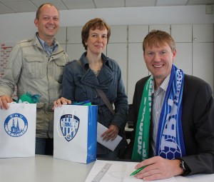 Der Kartenvorverkauf für die zwei Heimspiele des TBV Lemgo im GERRY WEBER STADION (HalleWestfalen) gegen den HSV Hamburg und dem THW Kiel wurde mit Volker Zerbe (rechts) gestartet. Aus Spenge angereist kamen Carola und Stefan Probst, die zu den erworbenen Eintrittskarten noch ein Fan-Paket beschenkt bekamen. © GERRY WEBER WORLD