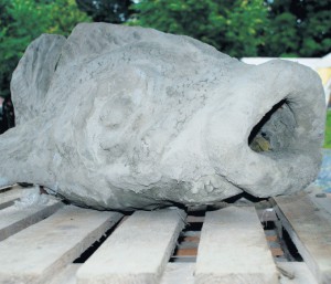 Ein Beton-Brocken: Dieser dicke Goldfisch oder Piranha aus Beton ist an die 30 Kilo schwer und wurde von Künstlerin Susanne modelliert. Foto: r. feldkirch