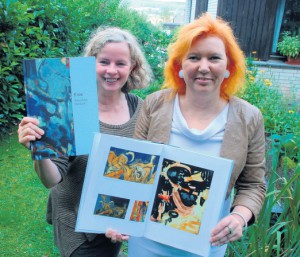 Zufriedene Gesichter: haben Astrid Schütze (links), Vorsitzende des Kulturvereins, und die Designerin Beate Freier-Bongaertz, die hier das druckfrische Kroe-Buch präsentieren. Foto: r. feldkirch