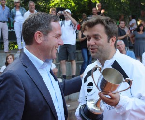  Mit tröstenden Worte versuchte Stephan Brune (Hauptgeschäftsführer des Deutschen Tennis Bundes) Halles Teamchef Thorsten Liebich (rechts) bei der Pokalübergabe aufzuheitern. © pr-büro sport presse (HalleWestfalen)