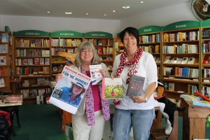 Auf dem Foto sind zu sehen links Gesine Klack, Inhaberin der Buchhandlung Krüger und rechts Christa Brüning, Leiterin der Stadtbibliothek der Stadt Versmold! Foto: Stadt Versmold