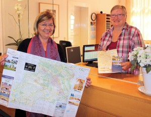 Soeben hat Annegret Prell (links) die neue und überarbeitete Auflage des Faltstadtplans frisch aus der Druckerei bekommen. Dieser liegt im Rathausfoyer sowie im Bürgerbüro kostenlos aus. Dort gibt es auch den Innenstadtplan in zwei Varianten, die Dagmar Mußmann (rechts) von der Zentrale präsentiert.