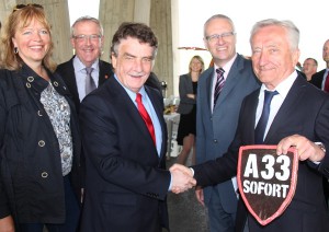 Lebkuchen-Schild A33 Sofort Ein Lebkuchen-Schild für das Ministerbüro in Düsseldorf überreichten gestern Unternehmer Gerhard Weber, Jürgen Keil, Klemens Keller und Anne Rodenbrock-Wesselmann vom Vorstand des Aktionsbündnisses A 33 sofort an Michael Groschek.