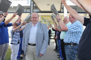 Mit den allerherzlichsten Grüßen und einem großen Spalier verab-schiedeten gestern die Kollegen von der Haller TWO Heinz Hermann Remmerbach in den Ruhestand.