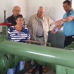 Interessante Fakten: TWO Gasnetzmeister Bernd Possehl (rechts) erklärt den Teilnehmern der 1. Haller Energie-Radtour die Funktionsweise der Gasüber-gabestation.