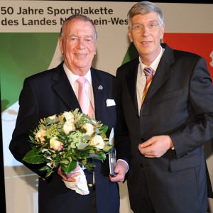 Zahlreiche Ehrungen für Franz-Feldbausch, der am 09. August 2012 in Bielefeld verstorben ist. Hier bei der Verleihung der NRW-Sportplakette durch den damaligen Innen- und Sportminister des Landes Nordrhein-Westfalen (NRW), Dr. Info Wolf (rechts) im November des Jahres 2009 in Düsseldorf. © NRW-Ministerium