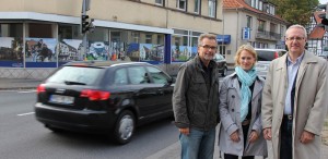 Stellen Ihre Aktion „Die schönsten Seiten Halles“ gegen die Schmudde-ligkeit leerer Geschäfte an der vielbefahrenen B68 vor: Olaf Sorge, Ca-rolin Welland und Jürgen Keil (v.l.) von der Stadt Halle.