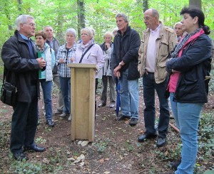 Auf geschichtsträchtigen Pfaden wurden Spuren alter Generationen entdeckt: Die Clubmitglieder des TC Blau-Weiss Halle unternahmen am Samstag den 15. September eine Wanderung auf dem Geschichtspfad rund um die Kaffemühle und sie ließen sich von Stadtführer Wolfgang Kosubek (links) in die Geheimnisse einweihen. © TC Blau-Weiss Halle