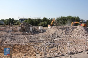 Freie Fläche am Gausekampweg: Nach dem Abbruch des alten Lindenbads entsteht hier bis Februar 2014 Halles neues Schwimmbad.