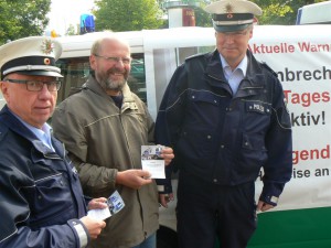 Banner-Buli stößt auf reges Interesse. Foto: Polizei Gütersloh 