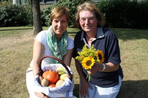 Darauf sehen Sie: Stadtmarketingbeauftragte Kerstin Walter (links) und Elke Henkefend vom Landfrauen Service (rechts). 