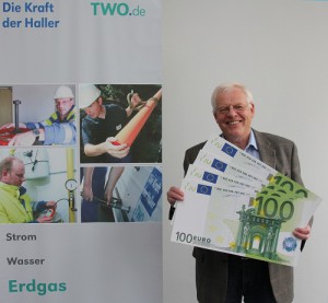 Zum runden Geburtstag des Haller Erdgasnetzes gibt es Geschenke: Karl-Heinz Wöstmann, Mitarbeiter aus dem Geschäftsbereich Handel & Vertrieb der TWO, vergibt vier mal 400 Euro für Haller, die Ihre Heizungsanlage auf Erdgas umstellen.