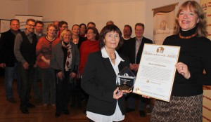 Bürgermeisterin Anne Rodenbrock-Wesselmann (rechts) und Halles 1a-Fachhändler freuen sich gemeinsam über die erneuten Auszeichnungen aus der Hand von Chefredakteurin Dagmar Franke. Foto: © Stadtmarketing HalleWestfalen.