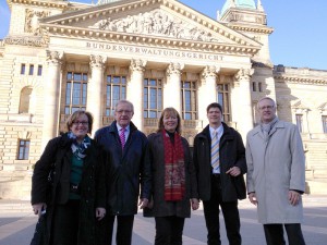 Verfolgen für die betroffenen Menschen in Borgholzhausen und Halle den Prozess vor dem Bundesverwaltungsgericht in Leipzig: (von links) Kerstin Otte und Klemens Keller aus dem Rathaus Borgholzhausen sowie Anne Rodenbrock-Wesselmann, Eckhard Hoffmann und Jürgen Keil von der Stadt Halle.