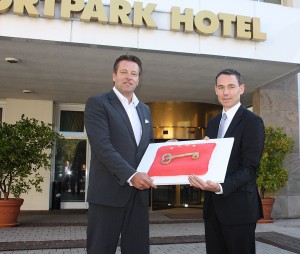 Einen symbolisch Schlüssel übergibt Ralf Weber (CEO, GERRY WEBER WORLD) dem neuen Hoteldirektor Stefan W. Kohlhase (rechts) des GERRY WEBER Sportpark Hotels in HalleWestfalen. © GERRY WEBER WORLD