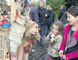 Fantasy-Abenteuer: Emely und Celina unterhalten sich mit Merkel oder Vannix, einem der beiden schwer schleppenden, knirpsigen Kiepenkerle, die den »Goldenen Oktober« bereicherten. Foto: E. Rekate