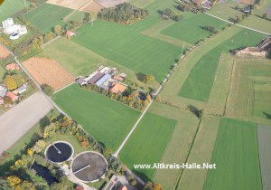 Der A33 Trassenverlauf verläuft über den Wald (Mitte) im oberen Viertel des Bildes horizontal von links nach rechts und kreuzt die heutige Pappelstrasse. Auf dem Luftbild zeigt sich oben rechts ein künstlich aufgeschütteter Erdhaufen, der im A33 Trassenverlauf ein 3m hoher Lärmschutzwall bilden soll. 