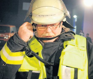 Alles im Griff, voll konzentriert bei der Sache: Auch wenn es am Montagabend nur eine Übung war, zu der die Blauröcke mit Blaulicht und Martinshörnern durch die Innenstadt gefahren sind – Hermann Heidenreich überwachte das Prozedere, gab gewohnt professionell Anweisungen. Fotos: a.heim