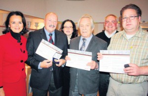 Ausgezeichnet: Elke Hardieck (links) gratulierte den Jubilaren (vorn, von links) Dieter Rosse, Aloys Wegener und Herward Lieneweg. Stadtverbands-Vorsitzende Anke Brillen (Dritte von links) und ihr Vize Karl-Hermann Grohnert (Zweiter von rechts) schlossen sich diesen Glückwünschen gerne an. Foto: a. heim