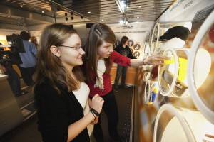 Anfassen ausdrücklich erlaubt: Die Ausstellung im nanoTruck zeigt Beispiele aus zahlreichen Anwendungs- und Lebensbereichen. © Flad & Flad Communication Group