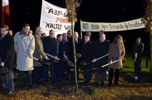 1. Spatenstich für den Lückenschluss: Die Ehrengäste pflanzten als erste Maßnahme für den Bau des letzten Abschnitts der A 33 an der Kreisstraße drei Eichen als Ausgleichsmaßnahme. Foto: A33 Sofort Aktionsbündnis