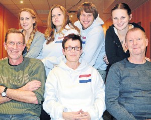 Generationswechsel: vorne, von links: Leen Snel, Christine und Peter van Deursen. Hinten, von links: Janina Franziski, Denise van Deursen, Daniel van Deursen und Sabrina Mönkemöller. Es fehlen Marcel Mönkemöller und Lars Schmitt. Foto: a. schneider