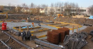 An dem im Bau befindlichen Fundament kann man einen ersten Eindruck ge-winnen, welche Ausmaße das neue Lindenbad haben wird und wie es auf dem Grundstück platziert ist.