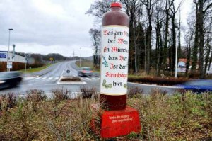 Objekt des Anstoßes: Die Steinhäger- Kruke auf dem Kreisverkehr.