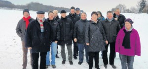 Eiskalt: Bei etlichen Minusgraden erkundeten die Mitglieder der Piumer SPD-Fraktion die Möglichkeiten, neue Wohnbaugebiete für neue Bürger zu schaffen. Foto: privat