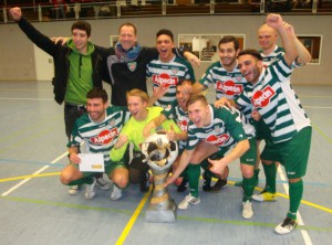 Dachser-Cup Siegermannschaft des TUS Dornberg nach der Pokalübergabe. Foto: TSG Dissen  