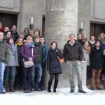 Kollektive Begeisterung. 22 Stipendiatinnen und Stipendiaten, Ann Kathrin Hickl vom Lan-destheater, Sophie Reimers von der Stiftung Studienfonds OWL und Miriam Bent von der Stiftung Standortsicherung im Anschluss an die Führung. Foto: Stiftung Studienfonds OWL