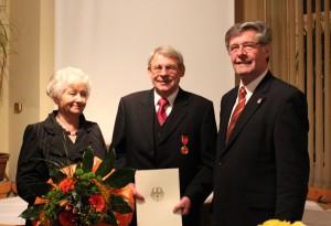 Verdienste für Heidenoldendorf: Hans-Dieter Westphal ist nun Träger des Bundesverdienstordens. Mit ihm freuen sich seine Frau Gisela und Landrat Friedel Heuwinkel.  