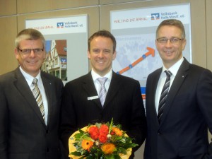 Rainer Peters (links) und Harald Herkströter (rechts), die Vorstände der Volksbank Halle/Westf. eG, wünschen ihrem neuen Marktbereichsleiter und Prokuristen Dirk Mardmöller (Mitte) einen tollen Start im Team der Bank.