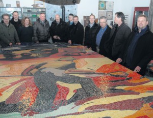 Beeindruckt: Die Mitglieder des Kulturausschusses statteten am Montagabend Künstlerin Irmgard Wiesbrock (Dritte von links) in ihrem Atelier in Häger einen Besuch ab – und staunten über die wunderbare Arbeit mit den abertausend verlegten Glassteinchen. Foto: A. Hanneforth