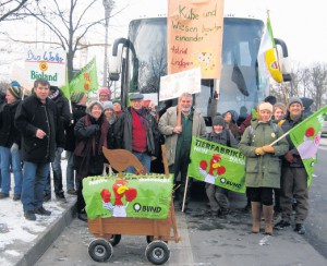 Ankunft in Berlin: Unter den mehr als 200 organisiert angereisten Personen aus Ostwestfalen entrollten auch die BUND-Mitglieder aus Werther um Peter Michalke und Bio-Landwirt Gerhard Maaß ihre Transparente. Foto: HK