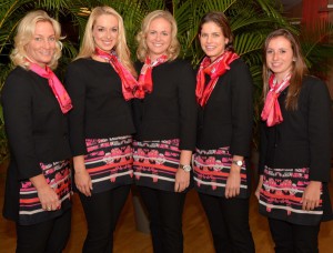 Im Outfit des Modepartners GERRY WEBER International AG präsentiert sich das deutsche Fed Cup-Team beim traditionellen Dinner vor der Begegnung gegen Frankreich in Limoges (von links): Teamchefin Barbara Rittner (Teamchefin), Sabine Lisicki, Anna Lena Grönefeld, Julia Görges und Annika Beck. © DTB