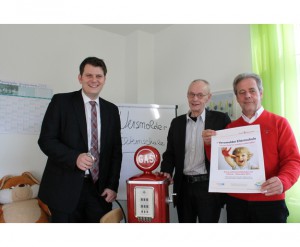 Bürgermeister Thorsten KLute, Paul-Gerhard Müller (Diakonie Halle) und Detlev Gehrke (Stadt Versmold) geben den Eltern die Möglichkeit "aufzutanken"