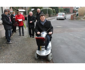 Bürgermeister Thorsten Klute bekam die Chance einmal die Perspektive aus Sicht eines Elektrorullstuhlfahrers zu bekommen. Quelle: Stadt Versmold