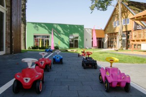 Das Foto zeigt den Fuhrpark der Gerry-Weber-Kita in Halle. © Kids World, Gerry Weber
