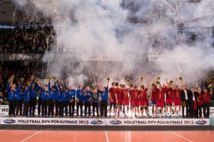 Die Atmosphäre im GERRY WEBER STADION lässt die Haut vibrieren: Erstklassige Begeisterung und Emotionen pur bei der Siegerehrung der >Christinen Volleyball DVV-Pokalfinals 2013< in HalleWestfalen mit den neuen Pokalsiegern Schweriner SC (links) und Generali Haching. © Conny Kurth