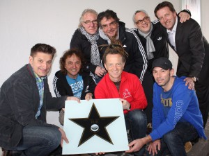 Die Musiker der Band PUR waren die Ersten, die ihren Stern in den >Walk-of-Fame< zum GERRY WEBER STADION in HalleWestfalen persönlich eingesetzt haben. Eingesetzt wurde er am 18. März von (knieend von links) Hartmut Engler (Gesang), Rudi Buttas (Gitarre), Joe Crawford (Bass), Martin Ansel (Gitarre, Keyboards) sowie (stehend von links) Cherry Gehring (Keyboards), Ingo Reidl (Keyboards), Martin >Stoecki< Stoeck (Schlagzeug) und Ralf Weber (CEO, GERRY WEBER WORLD).