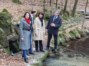 Wasser ist Quelle des Lebens – Anna Lisa Davidovic (Stadtwerke Bad Salzuflen), Dirk Kornhoff (Stadtwerke Detmold), Renate Dalbke (Stadtwerke Lemgo) und Landrat Friedel Heuwinkel an den Berlebecker Quellen.