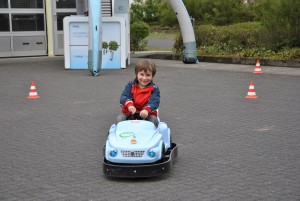 Elektromobilität für kleine Besucher: Bobbycars mit Elektromotor lassen junge Fahrer aktiv an der elektronischen Fortbewegung teilnehmen. 