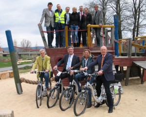 Mit dem Pedelec in den Emmerauenpark: Die Veranstalter rund um Bürgermeister Eberhard Block (Stadt Horn-Bad Meinberg), Landrat Friedel Heuwinkel, Bürgermeisterin Elke Christina Roeder (Stadt Bad Pyrmont) und Bürgermeister Heinz Reker (Stadt Lügde, von links) begutachten schon einmal den Veranstaltungsort für das große Familienfest am 1. Mai.