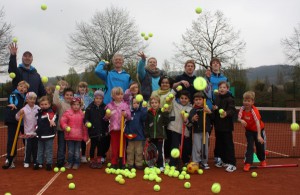 Zur Saisoneröffnung am 28. April steht beim Tennisclub Blau-Weiss Halle auch wieder ein Kids Day auf dem Programm. Mit großem Eifer und viel Spaß waren bereits im vergangenen Jahr die Tennis- Nachwuchstalente bei der Sache. © Blau-Weiss Halle