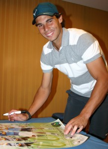 Begehrte Unterschrift: Rafael Nadal signiert die Plakate des ATP-Rasentennisturniers GERRY WEBER OPEN in HalleWestfalen am Rande des ATP Masters in Rom. © GERRY WEBER OPEN