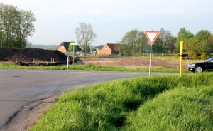 Gut zu erkennen ist bereits jetzt, wo die Umfahrung für den neuen Kreisel am Nordwestende der Erschließungsstraße gebaut wird. Der Standort des Fotografen markiert einen neuen Kreisel, der künftig vier Straßen verbindet.