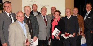 13 Mitglieder halten der Volksbank Halle seit 50 Jahren die Treue. Dafür dankten die Vorstände Rainer Peters (links) und Harald Herkströter (rechts) Hans Zurmühlen, Siegfried Thurau, Dieter Berger, Joachim Holl-mann, Karl-Heinz Meyer gen. Dröge, Renate Poltrock, Herbert Kluth und Siegfried Sdorra aus Halle (von links).